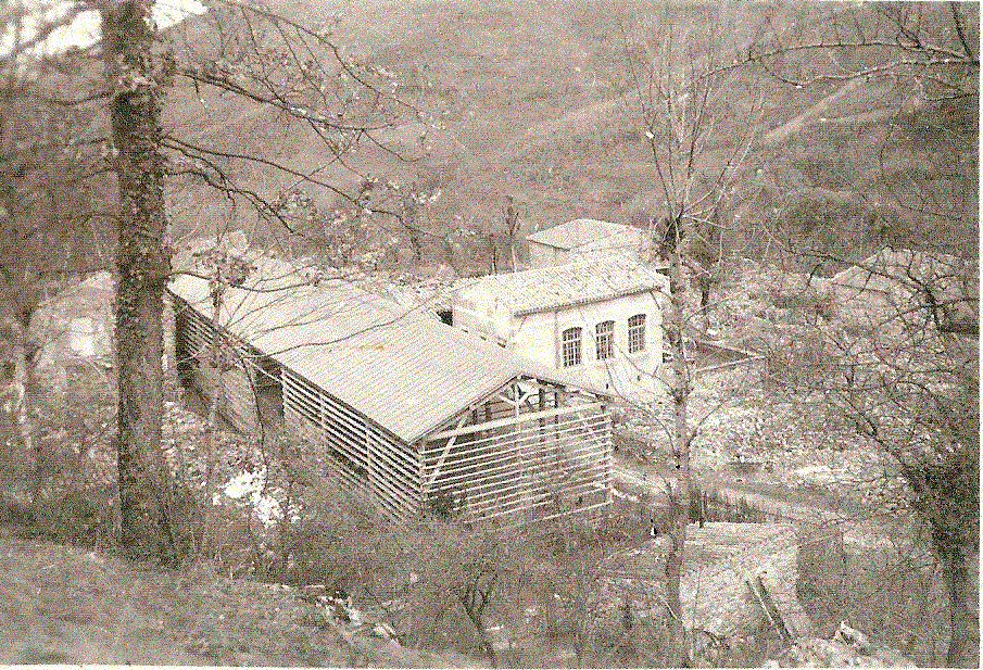 Construction d’un abri commun pour le matériel agricole et le  fourrage. Un incendie, provoqué par un enfant du hameau, le détruira  entièrement en  juin 1947.( Photo A.D. de l'Aude)