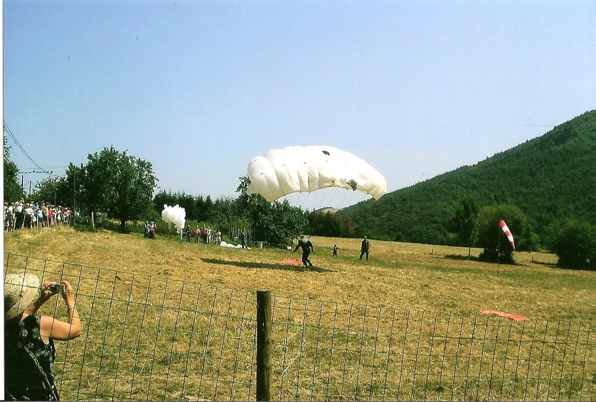 Arrivée du premier parachutiste