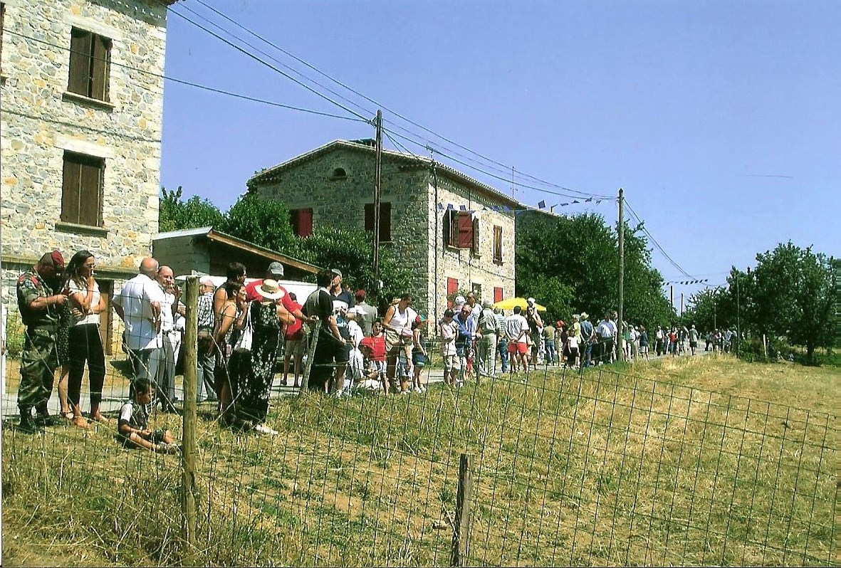 Avenue de Puivert , visiteurs et habitants attendent les parachutistes.